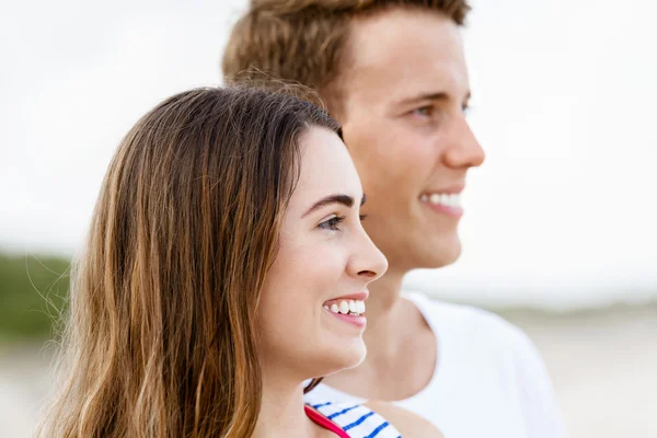 Pareja joven romántica en la playa —  Fotos de Stock