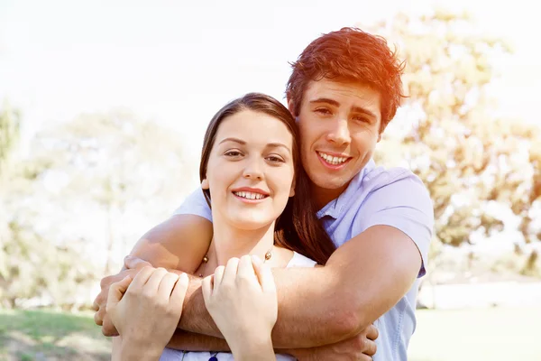 Jovem casal no parque — Fotografia de Stock