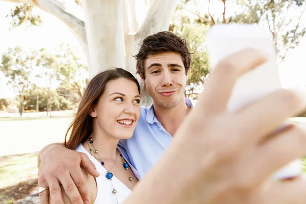 Jong stel in het park — Stockfoto