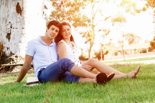 Jong stel in het park — Stockfoto