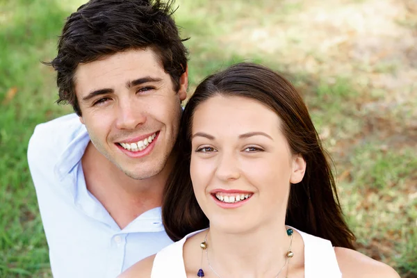 Pareja joven en el parque — Foto de Stock