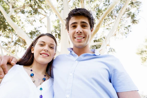 Pareja joven en el parque — Foto de Stock