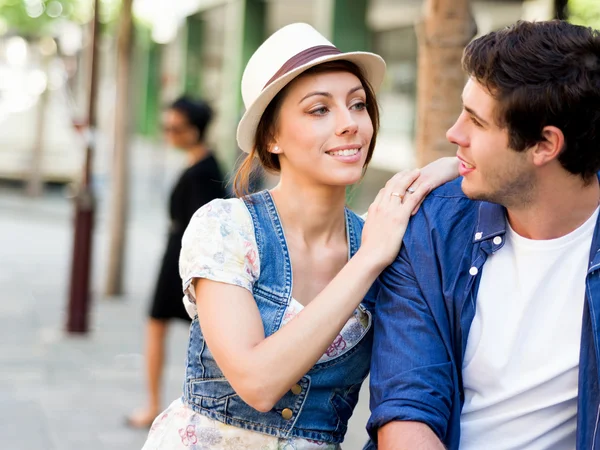 Gelukkig jong paar wandelen in de stad — Stockfoto