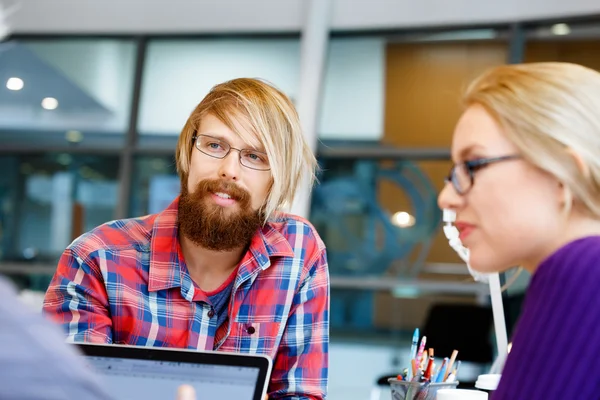 Collega's samen te werken — Stockfoto