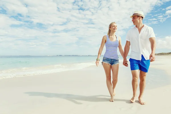 Romantische jonge paar op het strand — Stockfoto