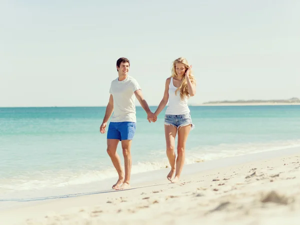 Romântico jovem casal na praia — Fotografia de Stock