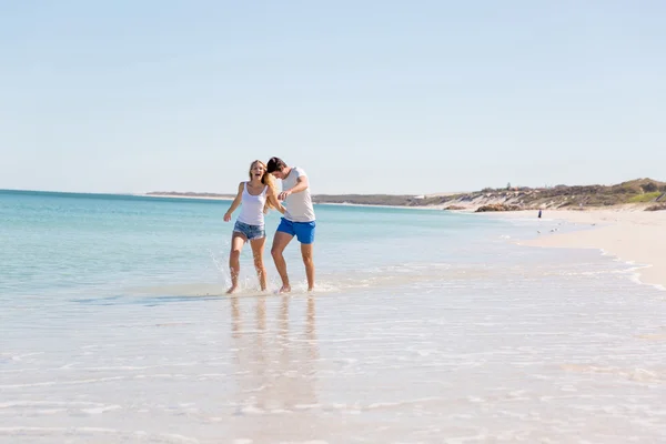 Romantische jonge paar op het strand — Stockfoto