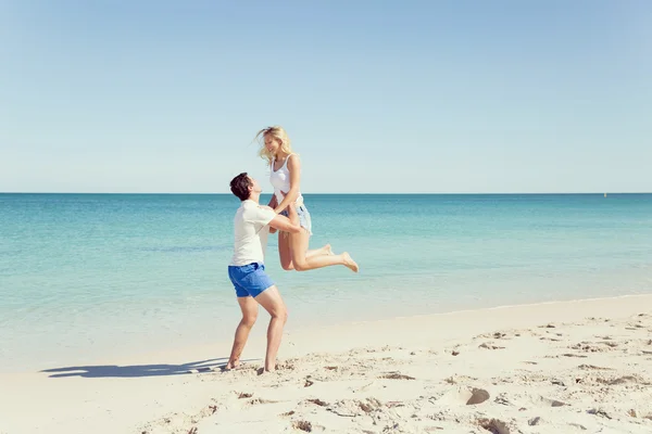 Pareja feliz saltando en vacaciones de playa —  Fotos de Stock