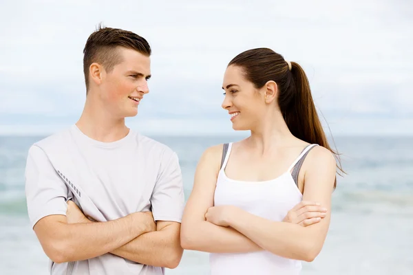 Jong koppel op zoek naar elkaar op strand — Stockfoto