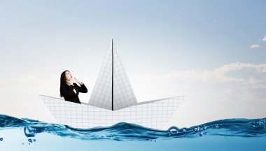 İşkadını kağıttan yapılmış tekne