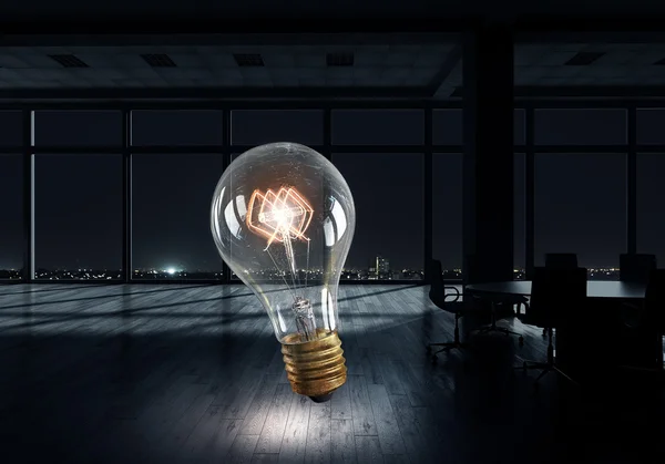 Bombilla de luz brillante en la oficina moderna —  Fotos de Stock