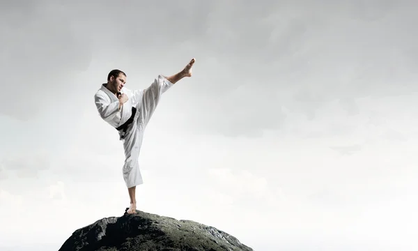 Karate hombre en kimino blanco —  Fotos de Stock