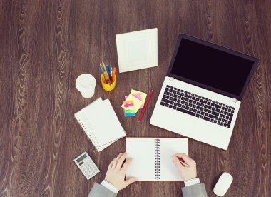 Ofis işyeri ofis, banka donatımı ve dizüstü bilgisayar ile