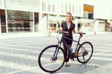 Genç kadın üzerinde bisiklet commuting