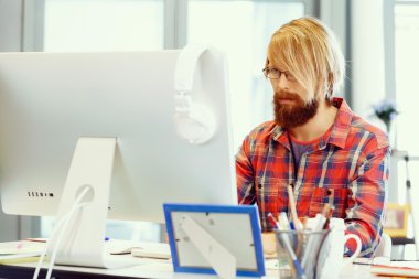 ofis yakışıklı işadamı