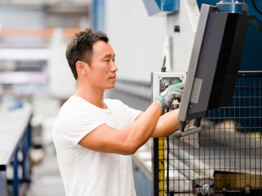 Asya işçi fabrikada üretim tesisi