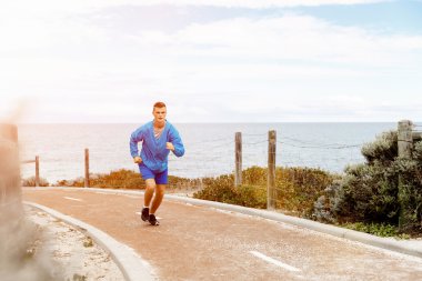 sağlıklı çalışan adam