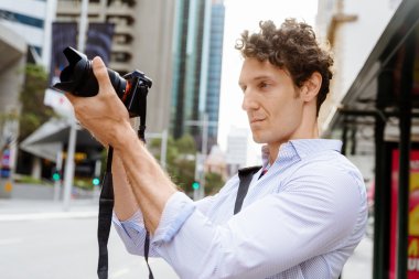 Erkek fotoğrafçı alarak resim