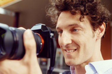 Erkek fotoğrafçı alarak resim