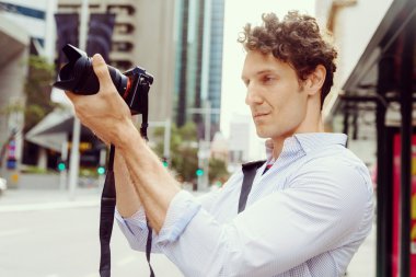 Erkek fotoğrafçı alarak resim