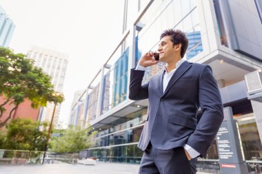 Cep telefonu açık havada ile kendine güvenen işadamı portresi