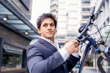 Başarılı bir iş adamı binicilik bisiklet