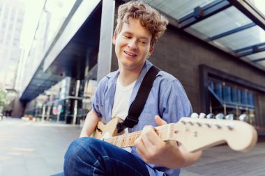 Gitar City ile genç müzisyen