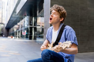 Gitar City ile genç müzisyen