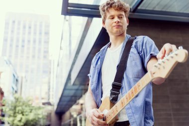 Gitar City ile genç müzisyen