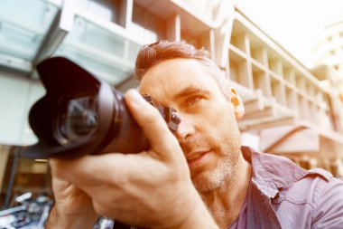 Erkek fotoğrafçı alarak resim