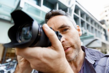 Erkek fotoğrafçı alarak resim