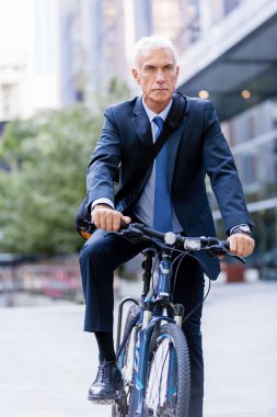 Başarılı bir iş adamı binicilik bisiklet