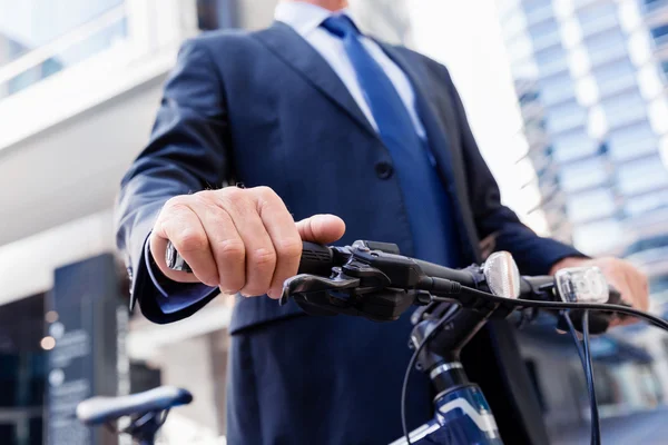 Bem sucedido empresário andar de bicicleta — Fotografia de Stock