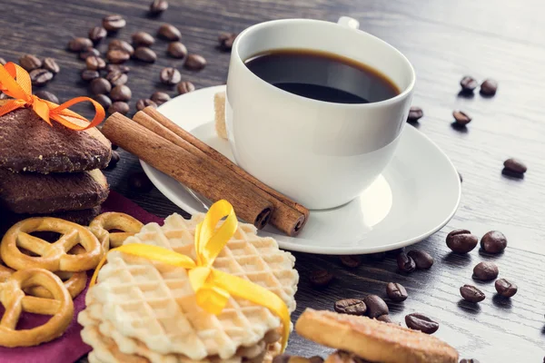 Koekjes en koffie op tafel — Stockfoto