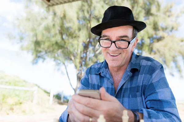 Cep telefonunu ile yaşlı adam — Stok fotoğraf