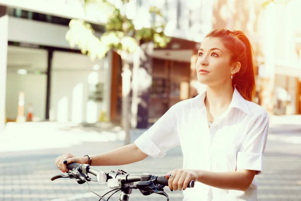 Retrato de la joven ciclista feliz — Foto de Stock