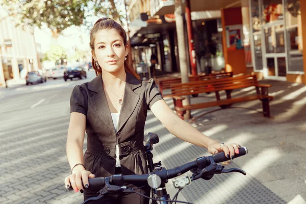 Młoda kobieta do pracy na rowerze — Zdjęcie stockowe