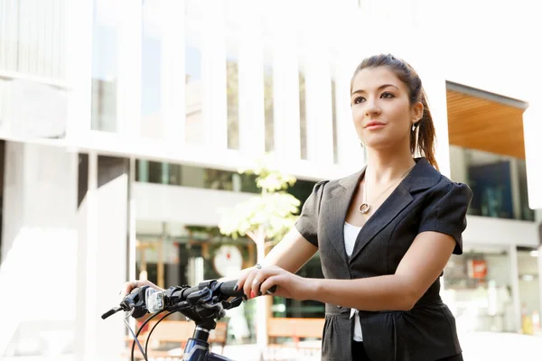 Genç kadın üzerinde bisiklet commuting — Stok fotoğraf