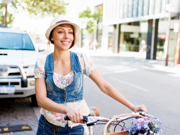Bella donna in sella alla bicicletta — Foto Stock