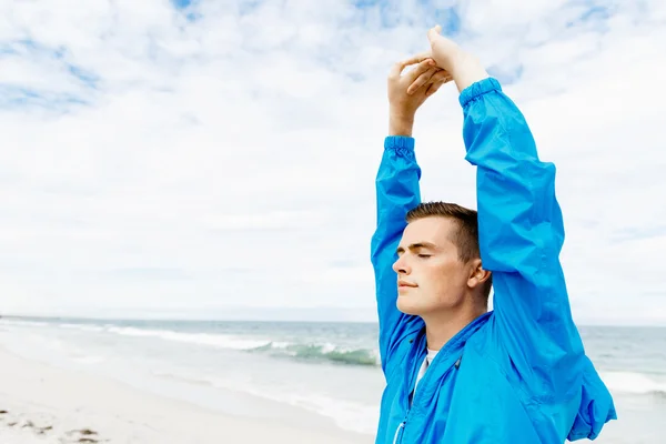Homem treinando na praia fora — Fotografia de Stock