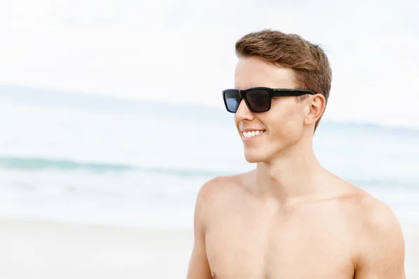 Schöner Mann posiert am Strand — Stockfoto