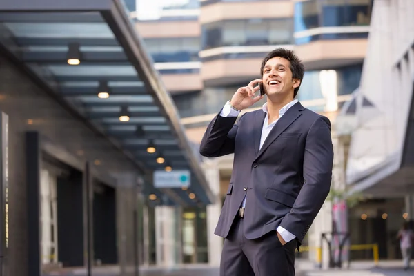 Retrato de empresário confiante com telefone celular ao ar livre — Fotografia de Stock