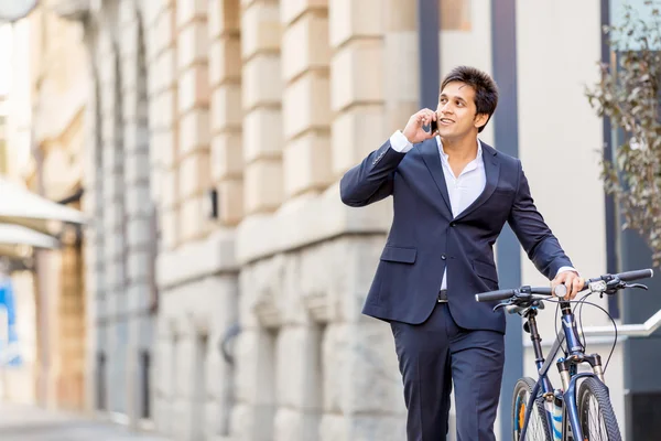 Exitoso hombre de negocios montar en bicicleta —  Fotos de Stock