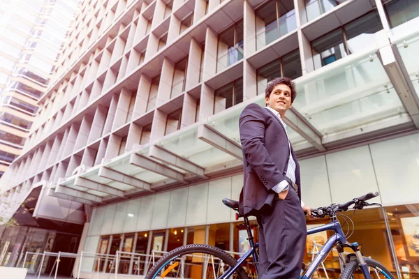 Hombre de negocios exitoso con bicicleta — Foto de Stock