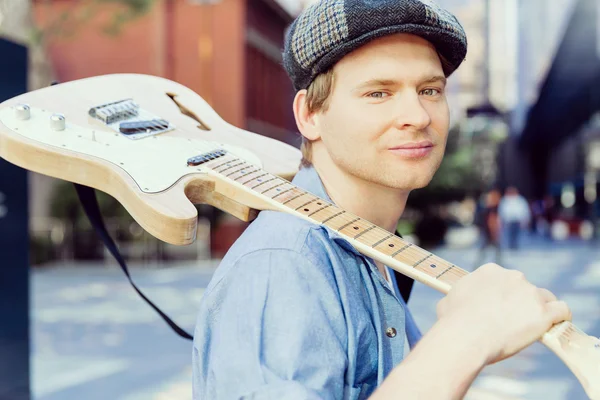 Young musician with guitar in city — Stock Photo, Image