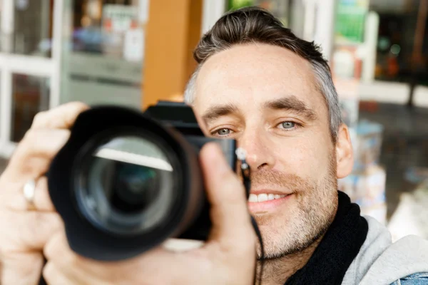 Fotógrafo masculino tomando fotos — Foto de Stock