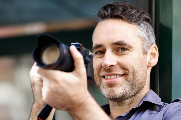 Fotógrafo masculino tomando fotos — Foto de Stock