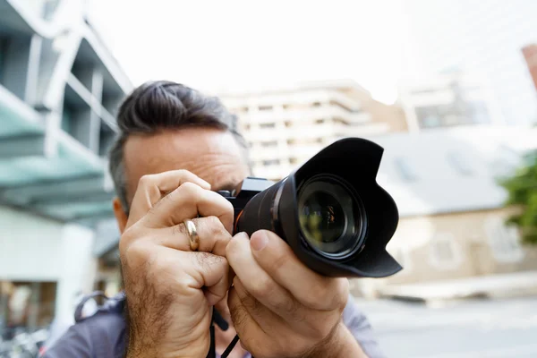 Männlicher Fotograf beim Fotografieren — Stockfoto