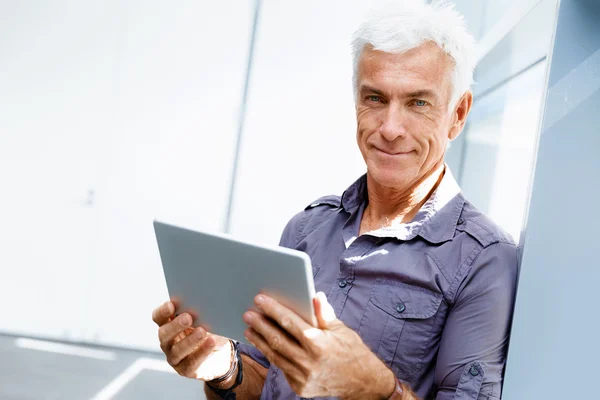 Hombre de negocios guapo en el cargo — Foto de Stock