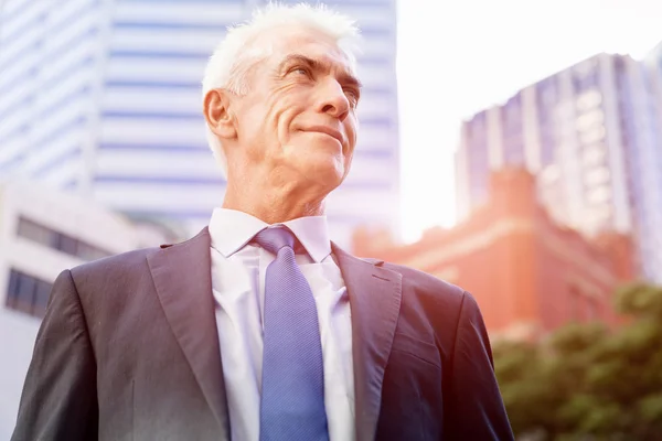 Portret van een zelfverzekerde zakenman buiten — Stockfoto